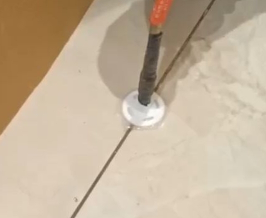 喀什地瓷砖空鼓维修公司专业解答瓷砖在铺贴过程中，如果没有涂抹均匀到位的粘结材料（如水泥砂浆或瓷砖胶），可能会导致以下问题